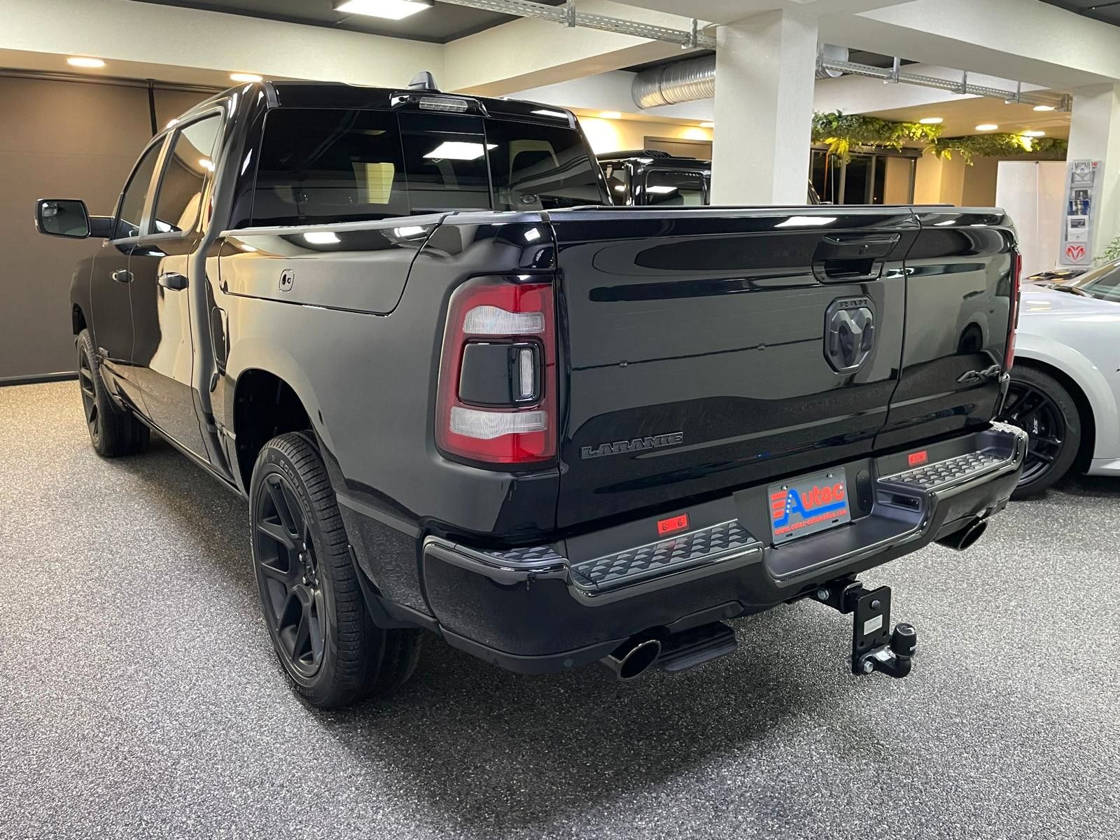 Fahrzeugabbildung Dodge LARAMIE NIGHT EDITION-RAMBOX-TAILGAT-12"-LUFTF.