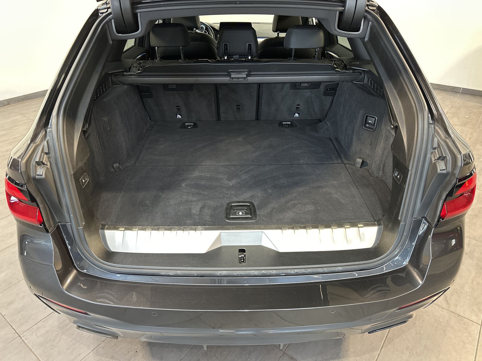 Fahrzeugabbildung BMW 530e Touring xD M-Sport Pro NAV+LASER+19ZOLL+HUD