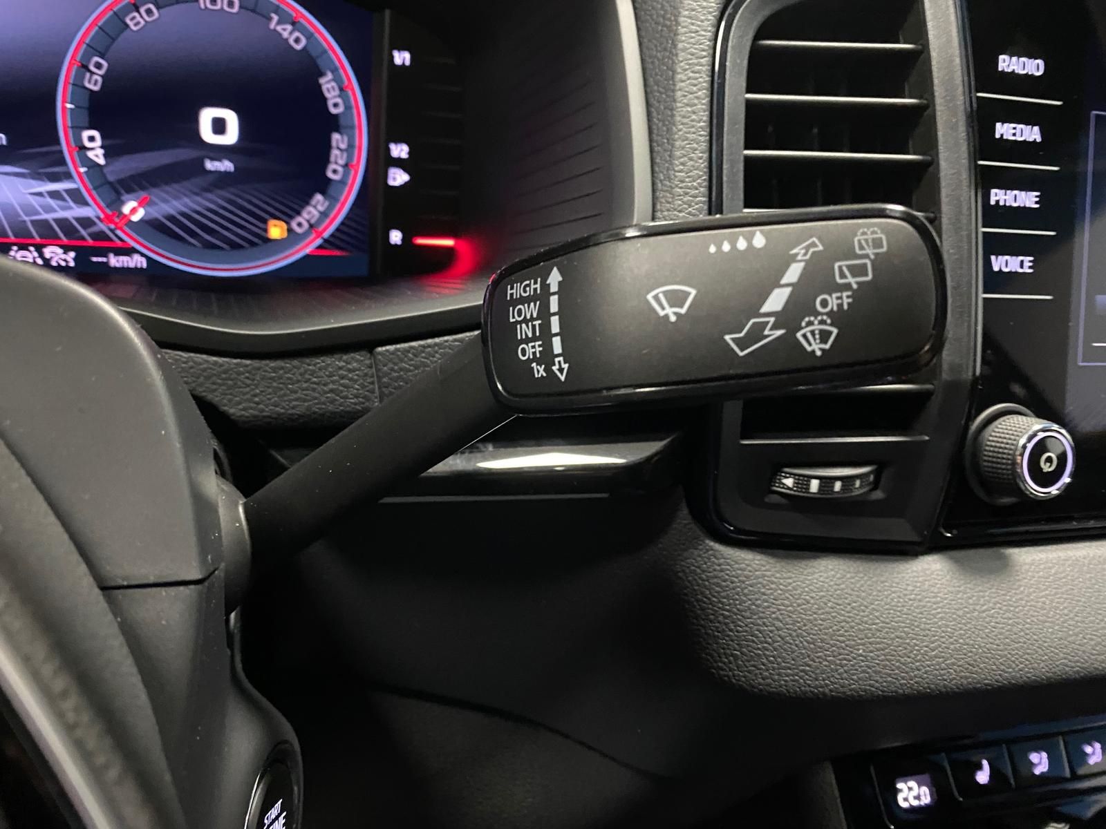 Fahrzeugabbildung SKODA Karoq 1.5 TSI SPORTLINE+MATRIX+ACC+AHK+APP+RFK++