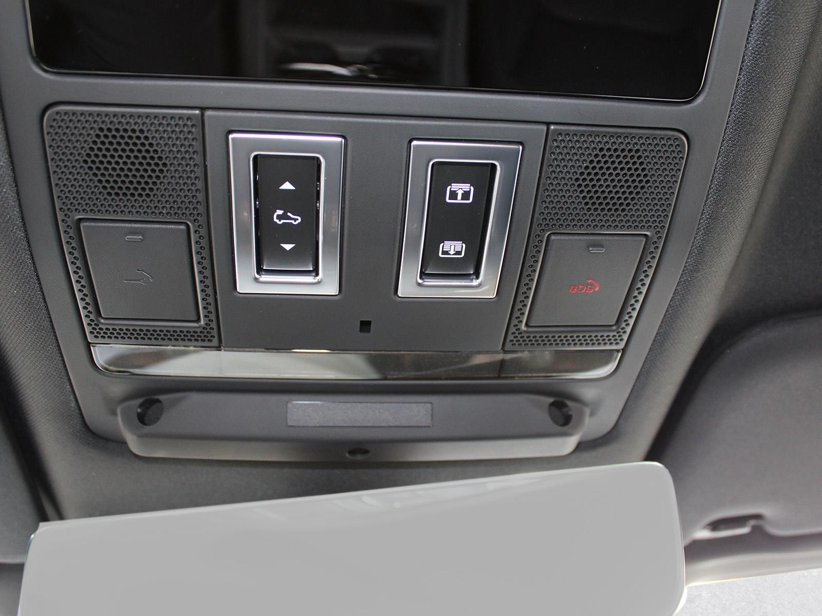Fahrzeugabbildung Land Rover Land Rover Defender 130 D350 X-Dynamic SE