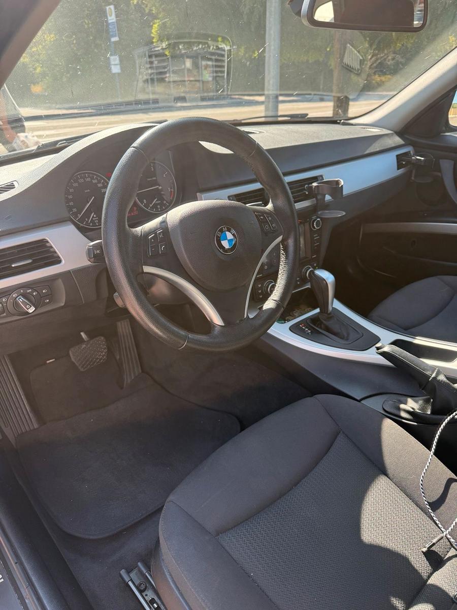 BMW 318 2011 — photo 9