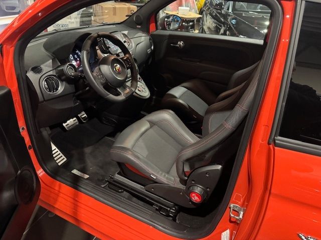 Fahrzeugabbildung Abarth 695 Autom. Beats Navi Carplay PDC