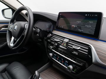 Fahrzeugabbildung BMW 520d xD Luxury Line Kamera HUD DAB HiFi DisplKey