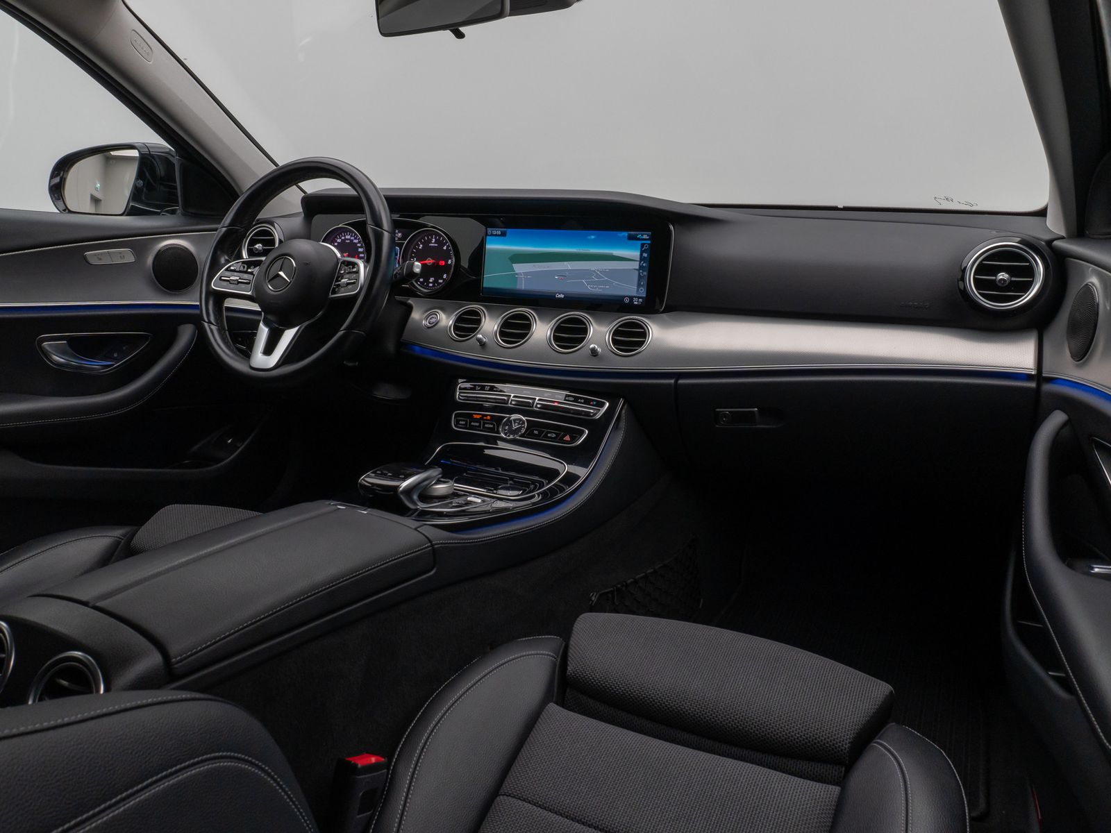 Fahrzeugabbildung Mercedes-Benz E 220d T-Modell Avantgarde Kamera AHK Tempomat
