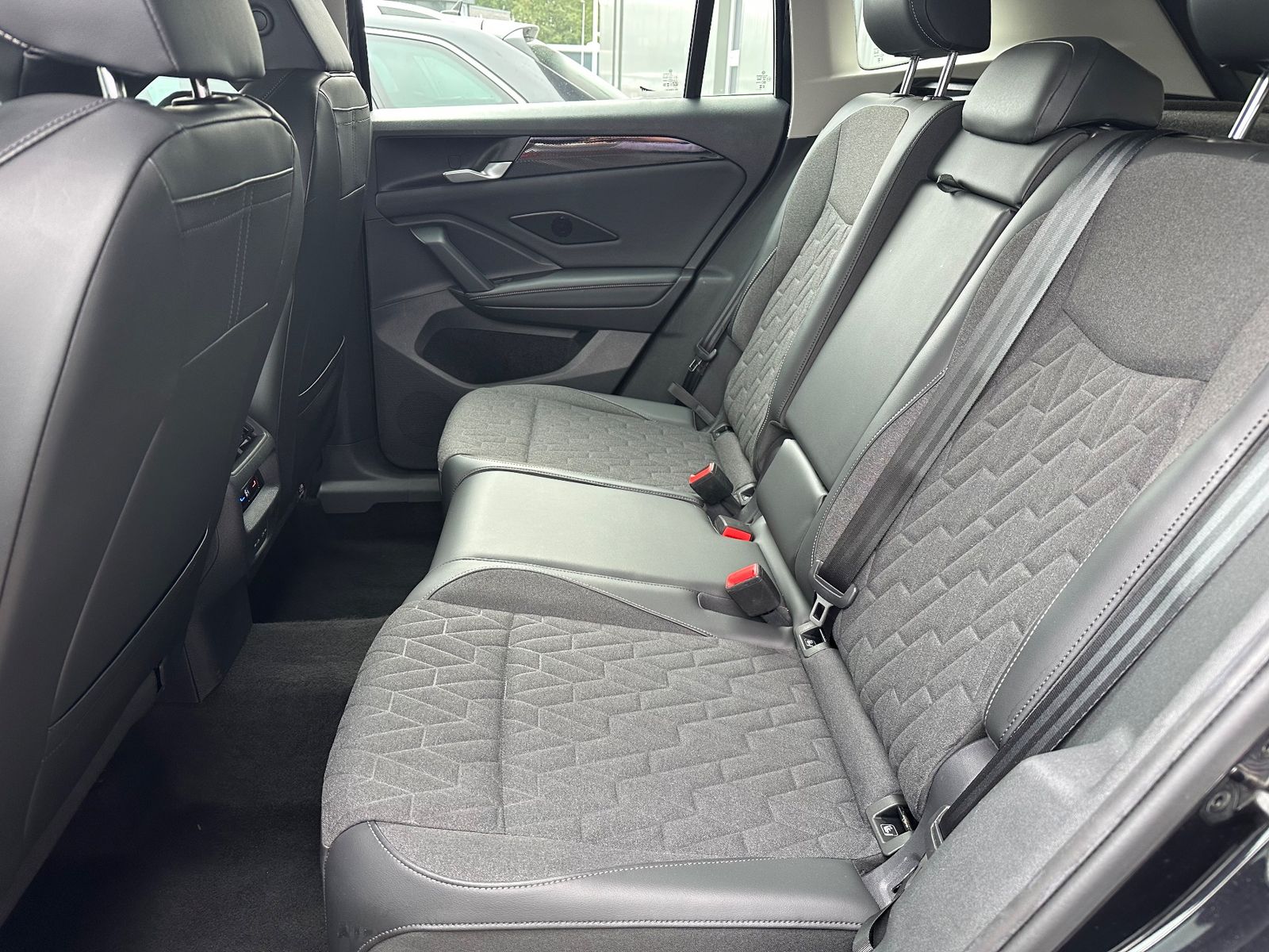 Fahrzeugabbildung Volkswagen Tiguan 2.0 TDI DSG Life NAV+LED+AHK+HUD+KAM+ACC