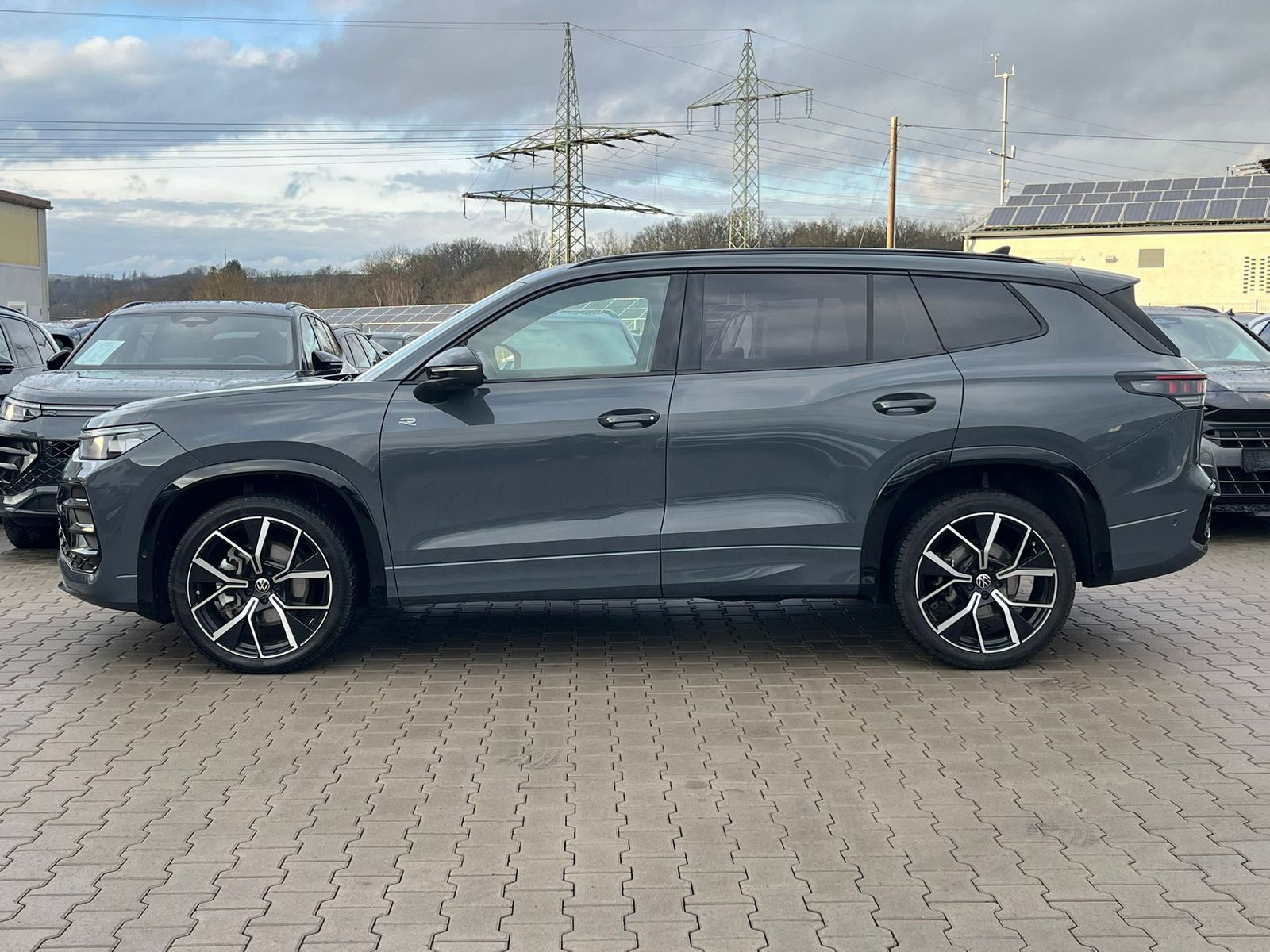 Fahrzeugabbildung Volkswagen Tayron 2.0 TDI 4M R-Line BLACK*7Si*MATRIX*PANO
