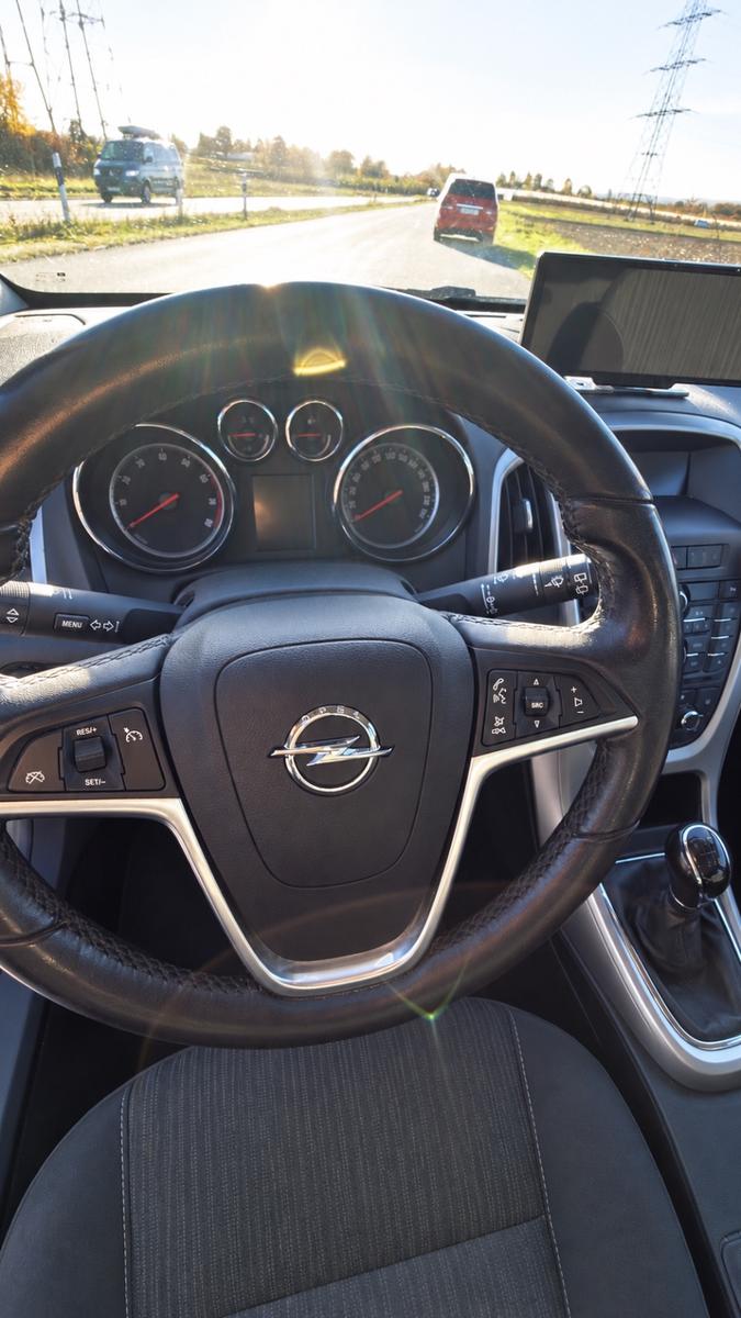 Opel Astra 2011 — photo 12