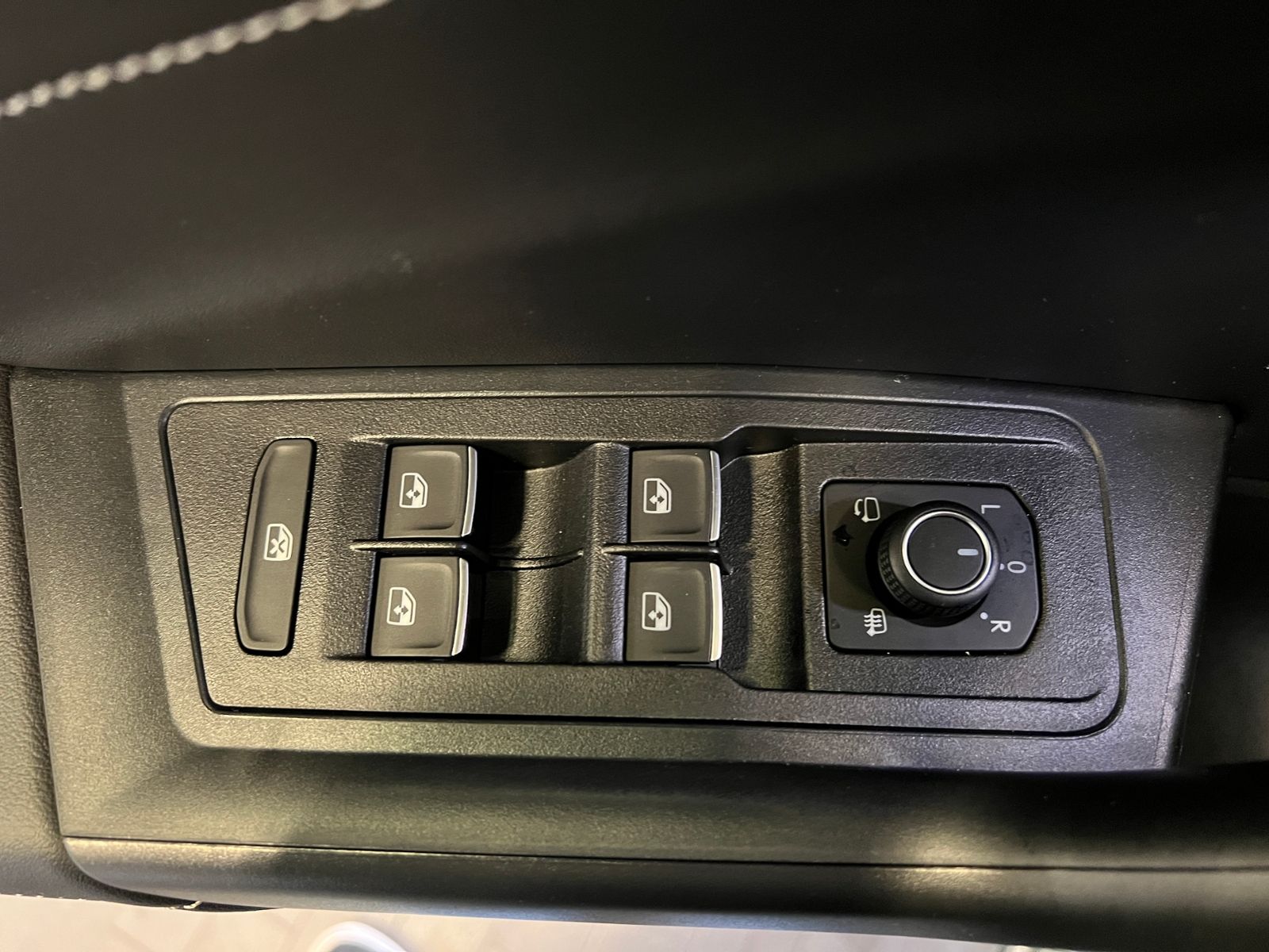 Fahrzeugabbildung Volkswagen T-Roc R-Line 1.5 TSI DSG *Black Style,AHK,Navi*