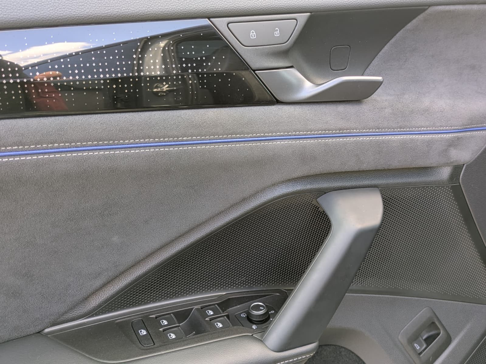 Fahrzeugabbildung Volkswagen Tayron 2.0 TDI 4M R-Line BLACK*7Si*MATRIX*PANO