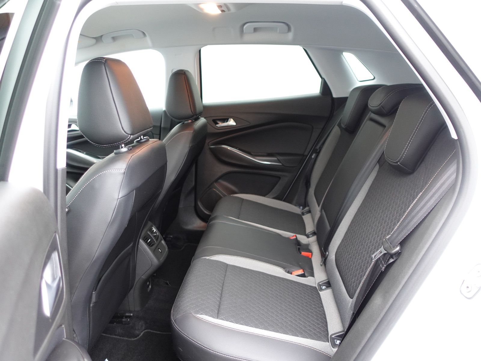 Fahrzeugabbildung Opel Grandland X 1.2 Elegance Kamera,LED,Navi,PDC,SHZ