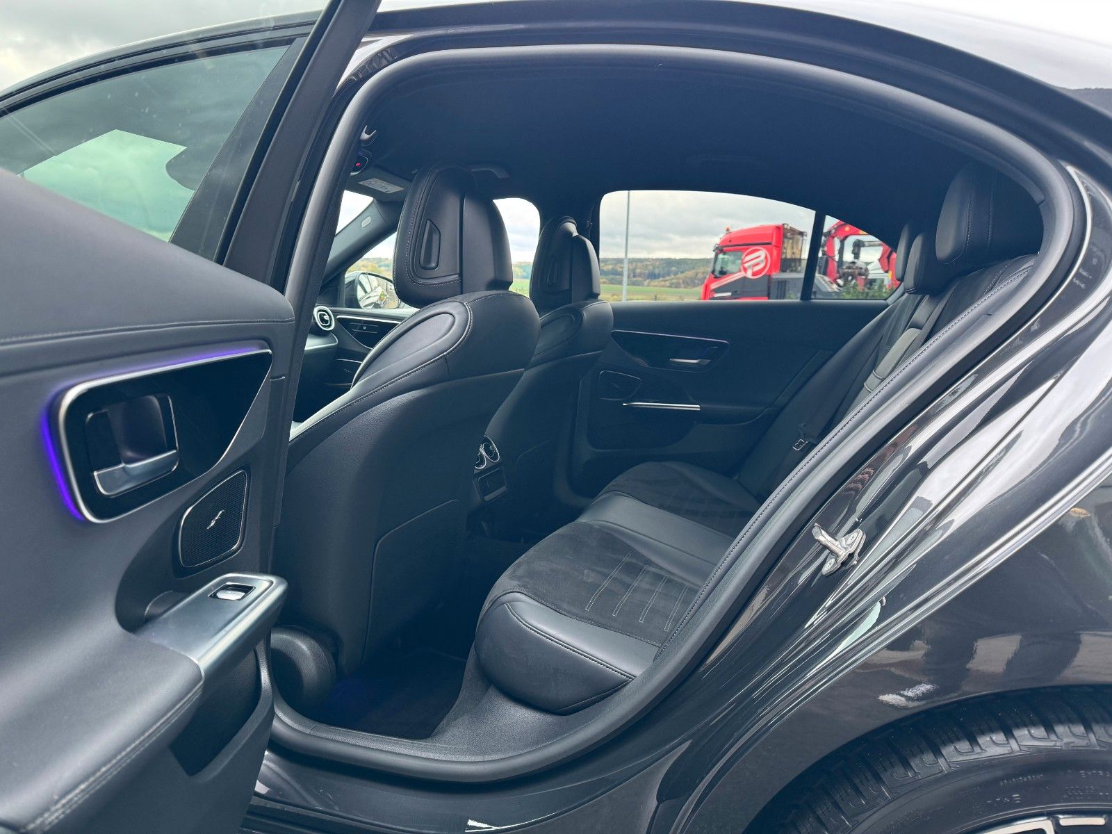 Fahrzeugabbildung Mercedes-Benz C 300d AMG+AHK+RFK+Ambiente+Night+SportfahrW