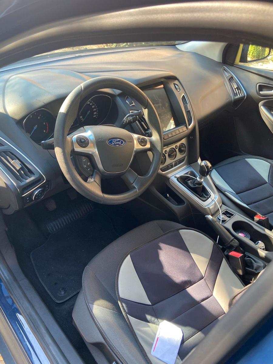 Ford Focus 2014 — interior