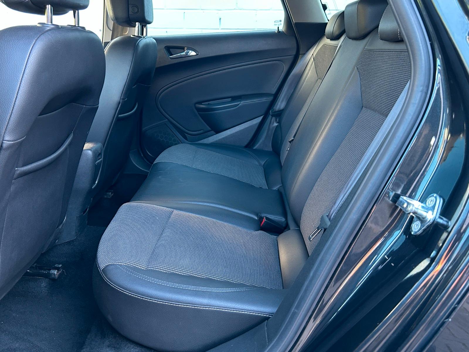 Opel Astra 2014 — photo 10