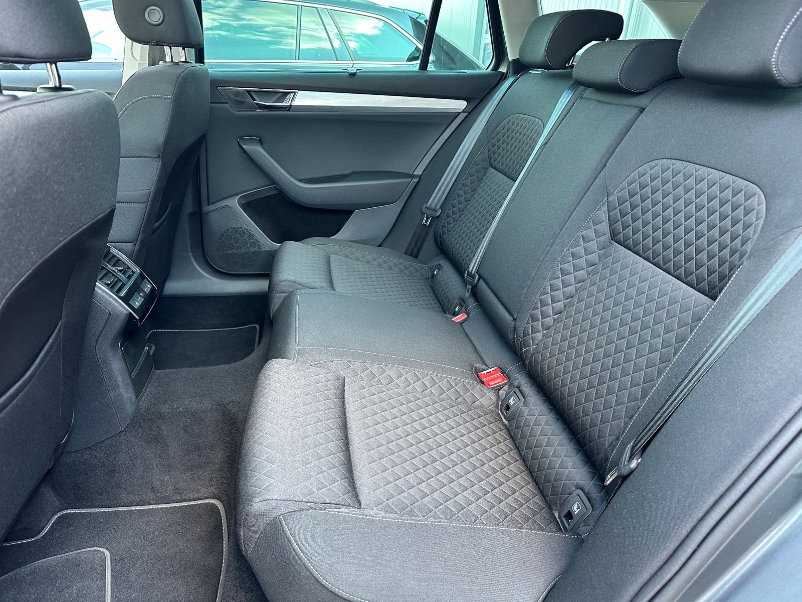 Fahrzeugabbildung SKODA Superb Combi Ambition NAV+LED+ACC+PANORAMA+17ZO