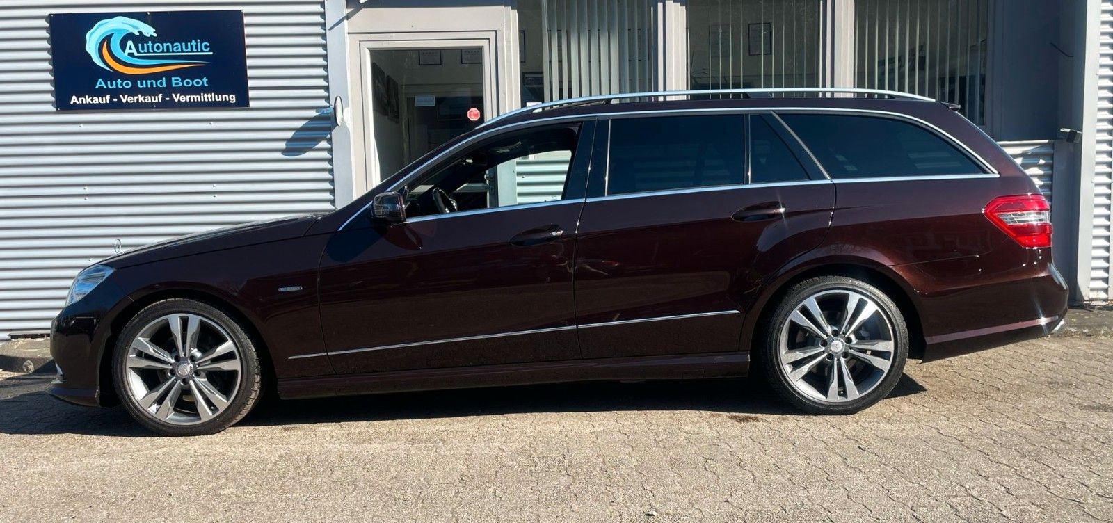 Fahrzeugabbildung Mercedes-Benz E 300 T CDI 7G AUT**AMG**LEDER NAVI GLASSD XENON