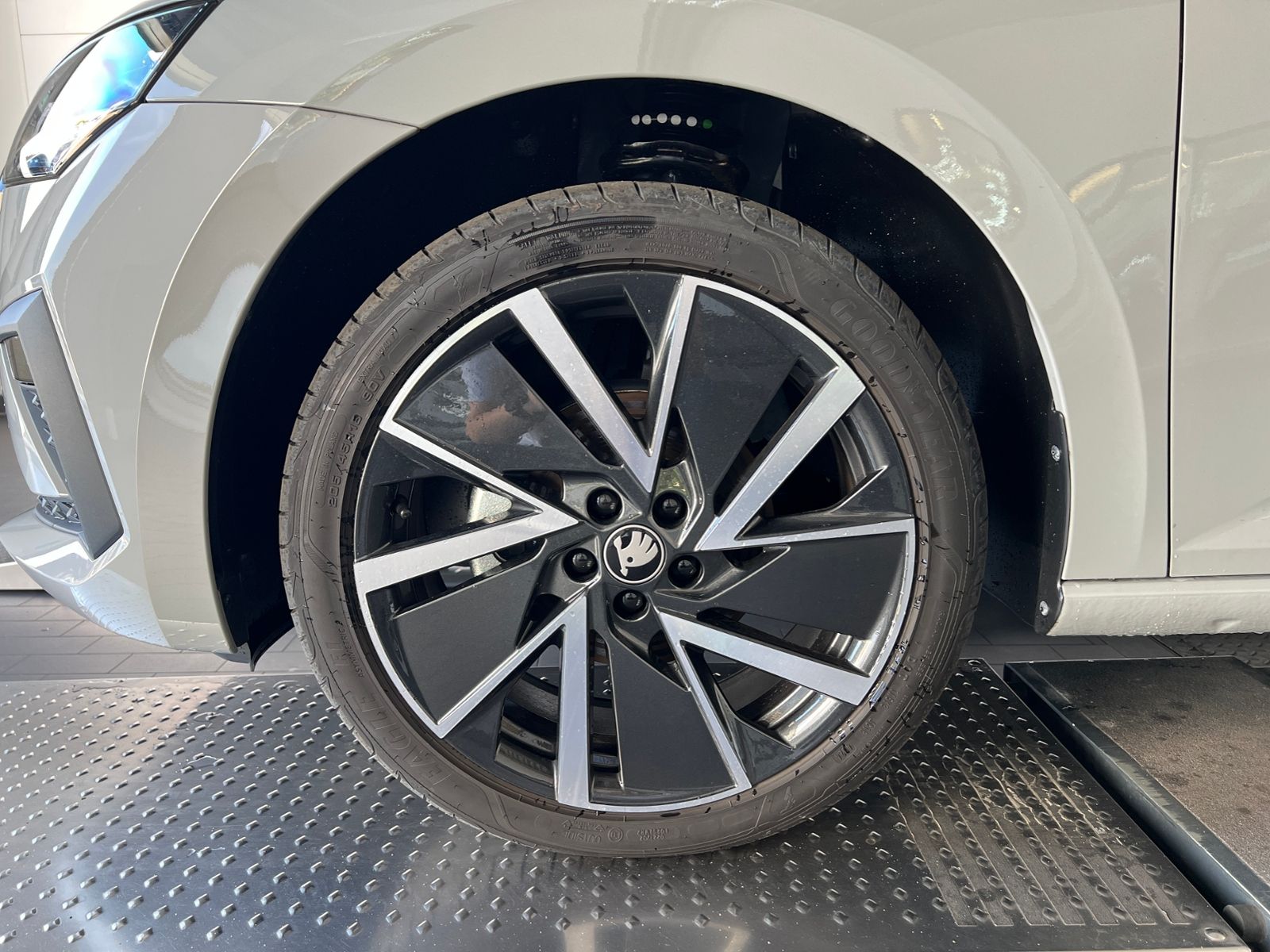 Fahrzeugabbildung SKODA Scala Drive 1.0 TSI *Black Paket, Vorb. AHK, LED