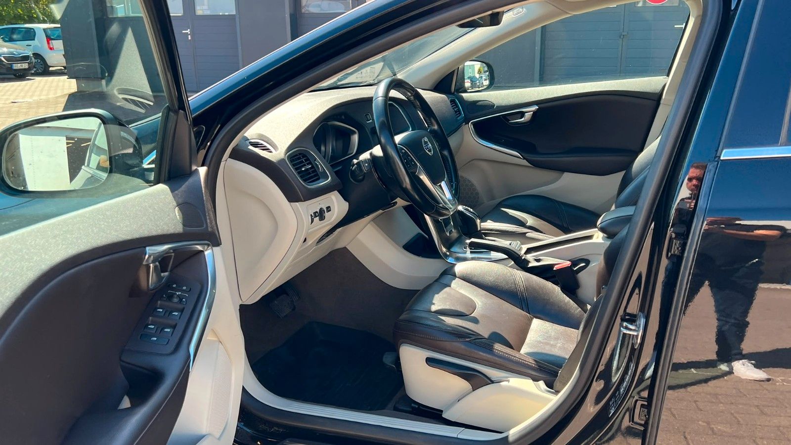 Fahrzeugabbildung Volvo V40 D4 Summum KAM*STZHZ*AUT*