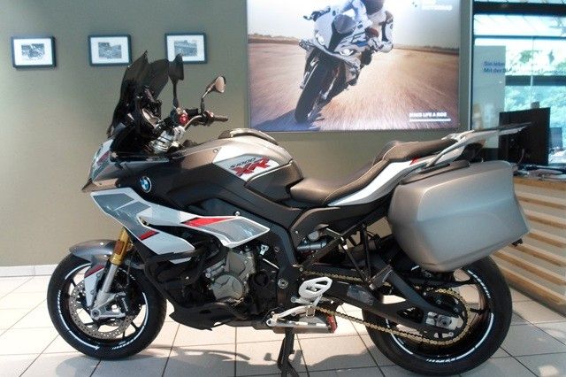Fahrzeugabbildung BMW S1000XR mit Seitenkoffern