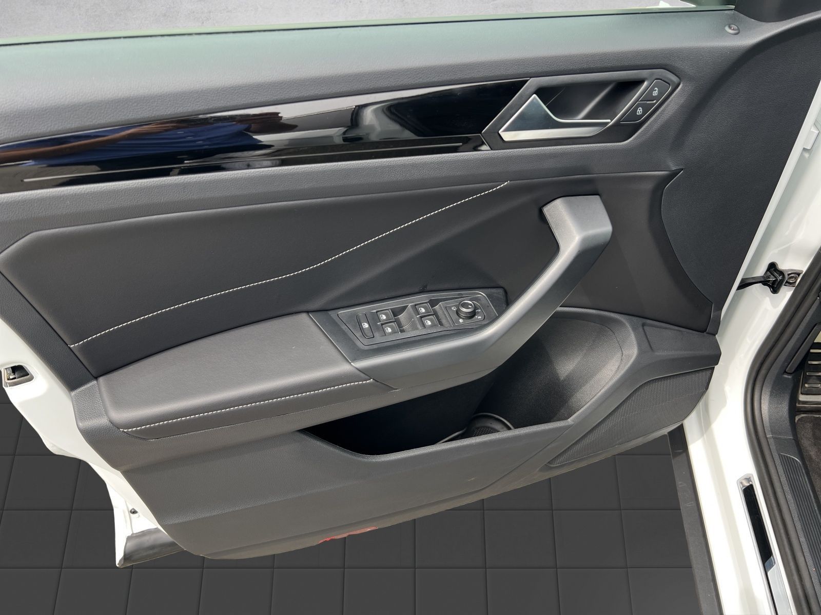 T-Roc R-Line 1.5 TSI DSG AHK*Kamera*ACC*CarPlay