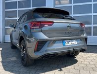 VW T-Roc 1.5 TSI OPF DSG R-Line NAV KAM BLACK3J GAR bei Autohaus Landmann & Maier OHG