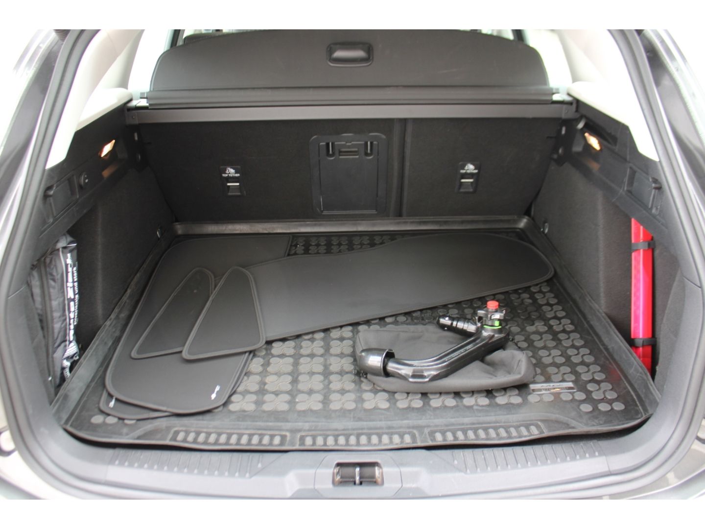 Fahrzeugabbildung Ford Focus Turnier Vignale ACC LED TWA Pano AHK RFK W