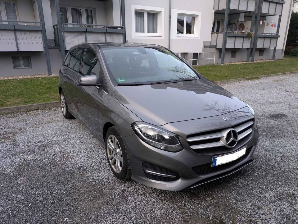 MERCEDES-BENZ B 180 DCT - Style  · Minivan · 93.400 km 