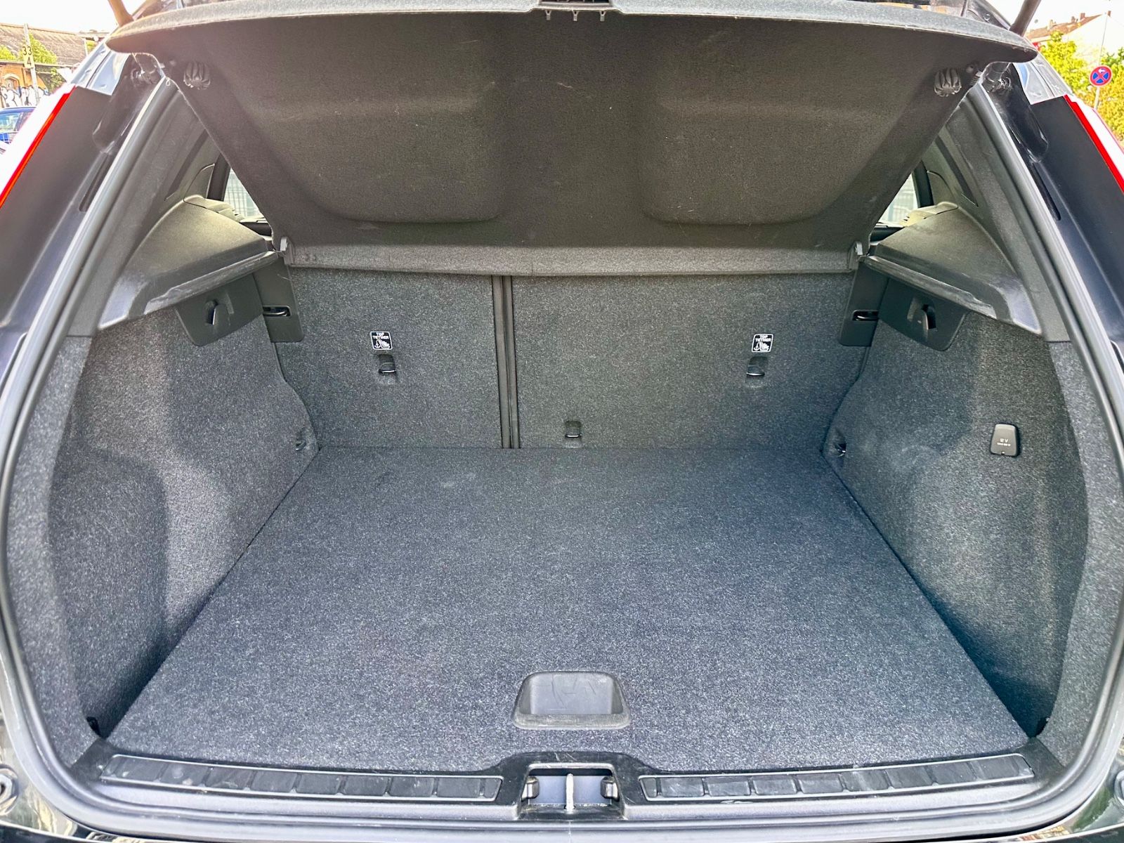 Fahrzeugabbildung Volvo XC40 MOMENTUM CORE 2WD*LED+1.HAND*