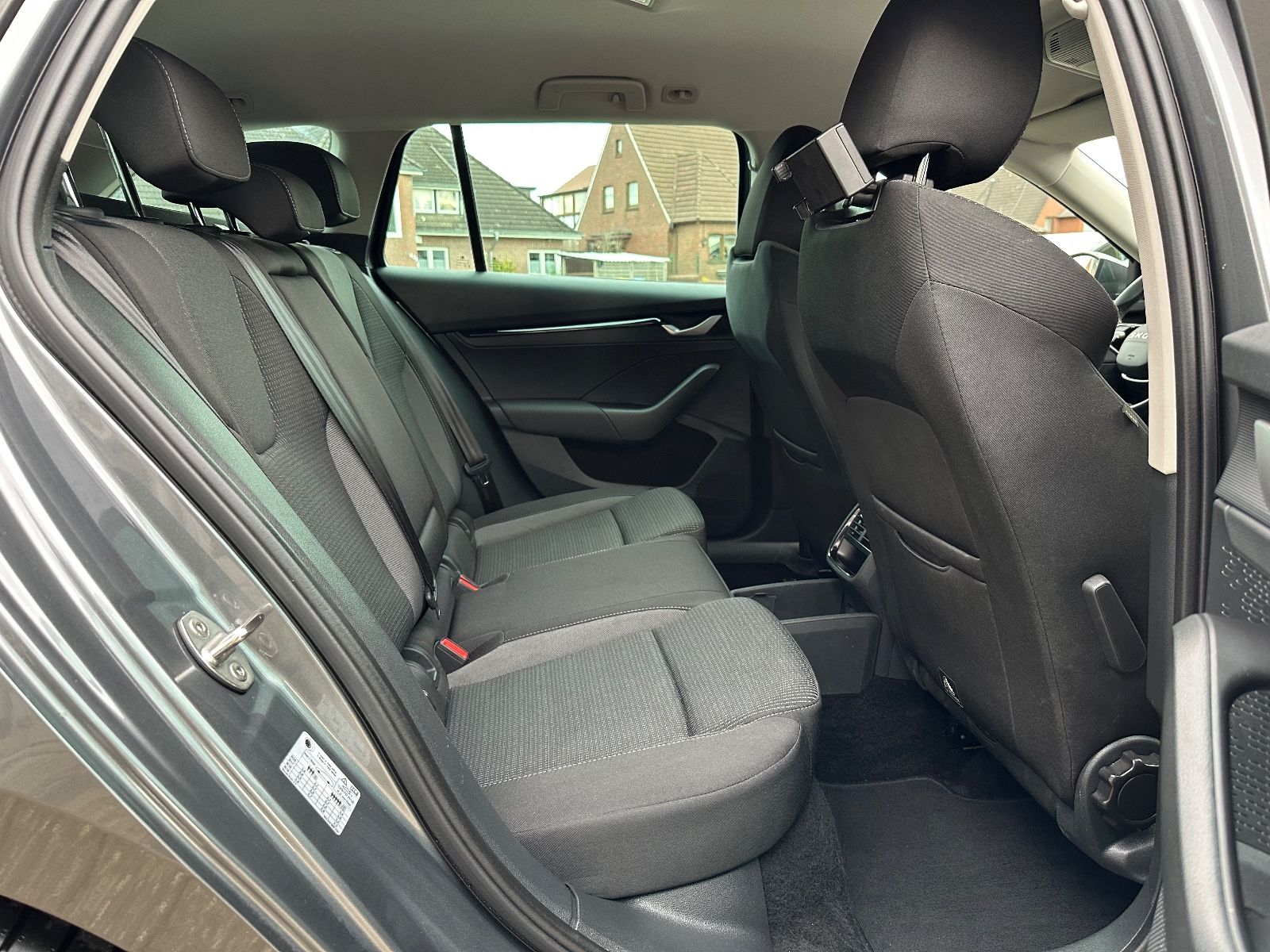 Fahrzeugabbildung SKODA Octavia Combi 2.0 TDI Selection DSG Navi/AHK/ACC