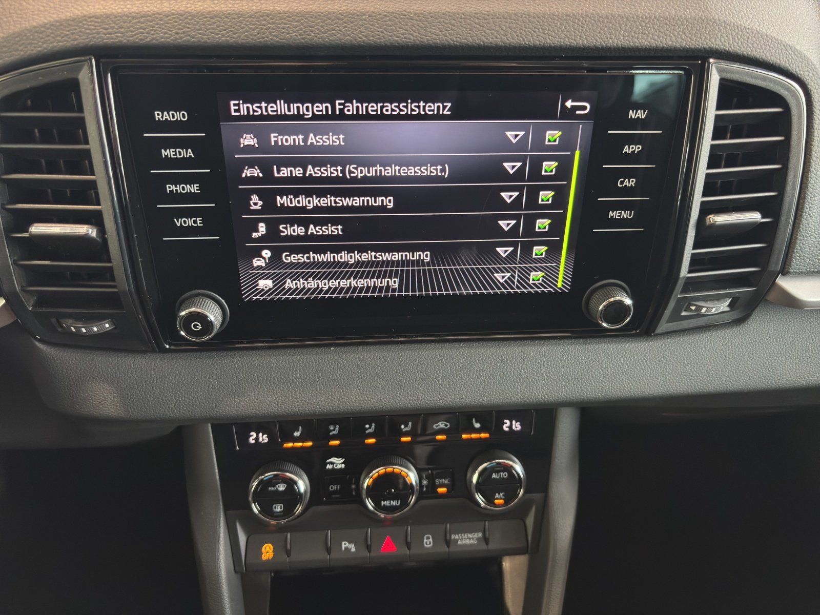 Fahrzeugabbildung SKODA Karoq Tour 1,5 TSI 110 kW DSG MATRIX/AHK/ACC/NAV