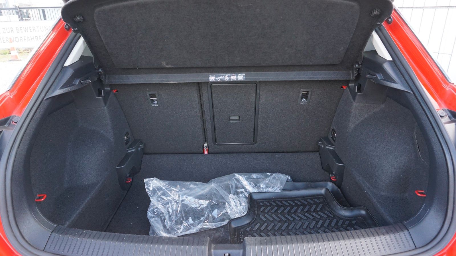 Fahrzeugabbildung Volkswagen T-Roc Sport, Sport Fahrwerk, Navi, Kamera, WR