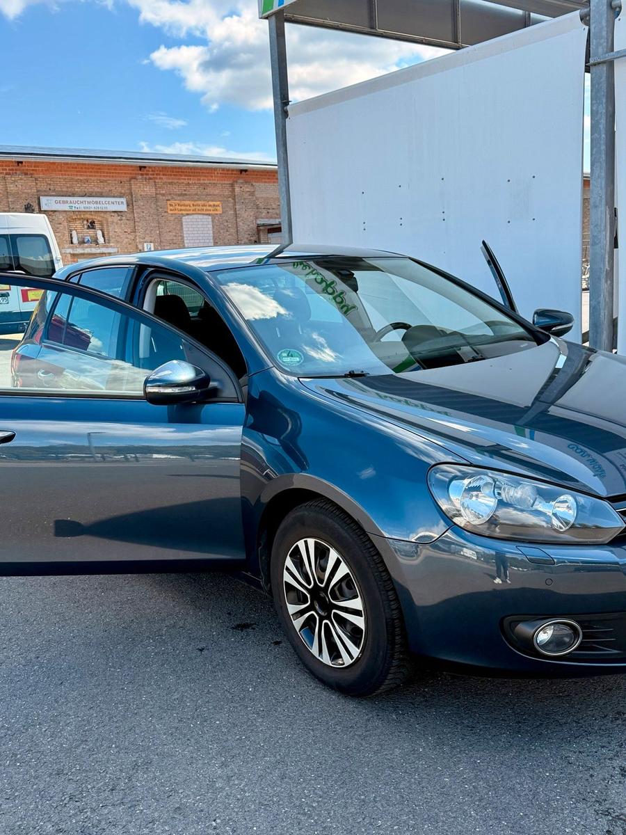 Volkswagen Golf 2012 — rear view