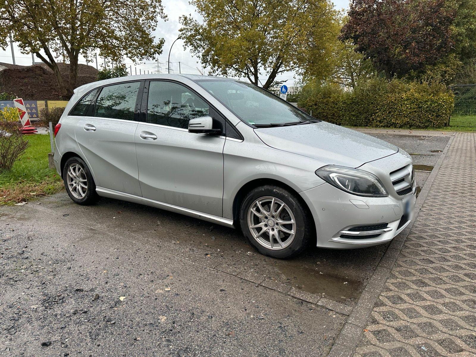 Mercedes-Benz B 180