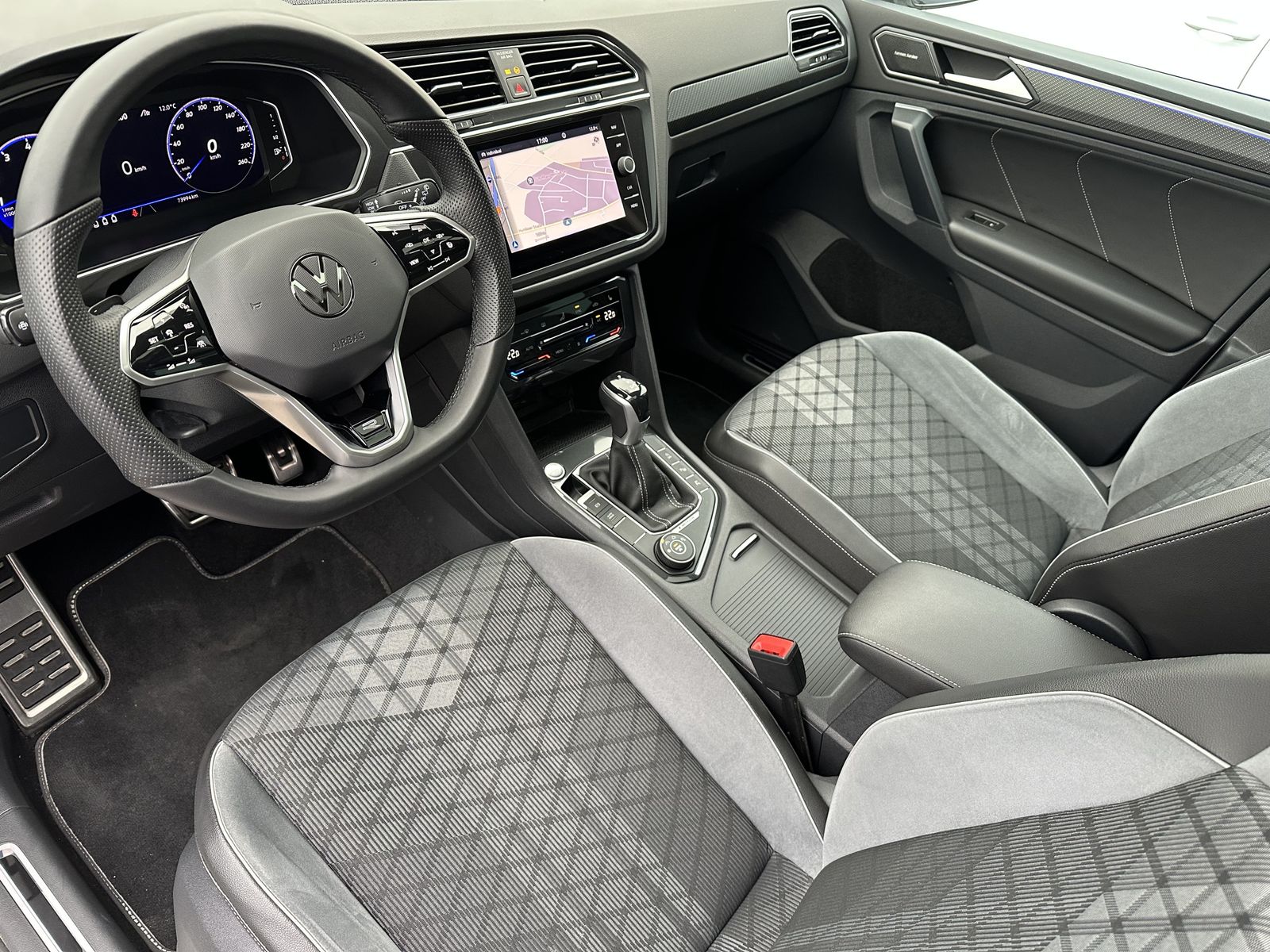 Fahrzeugabbildung Volkswagen Tiguan R-Line 4M NAV+IQ-LIGHT+PANO+20ZO+360°+ACC