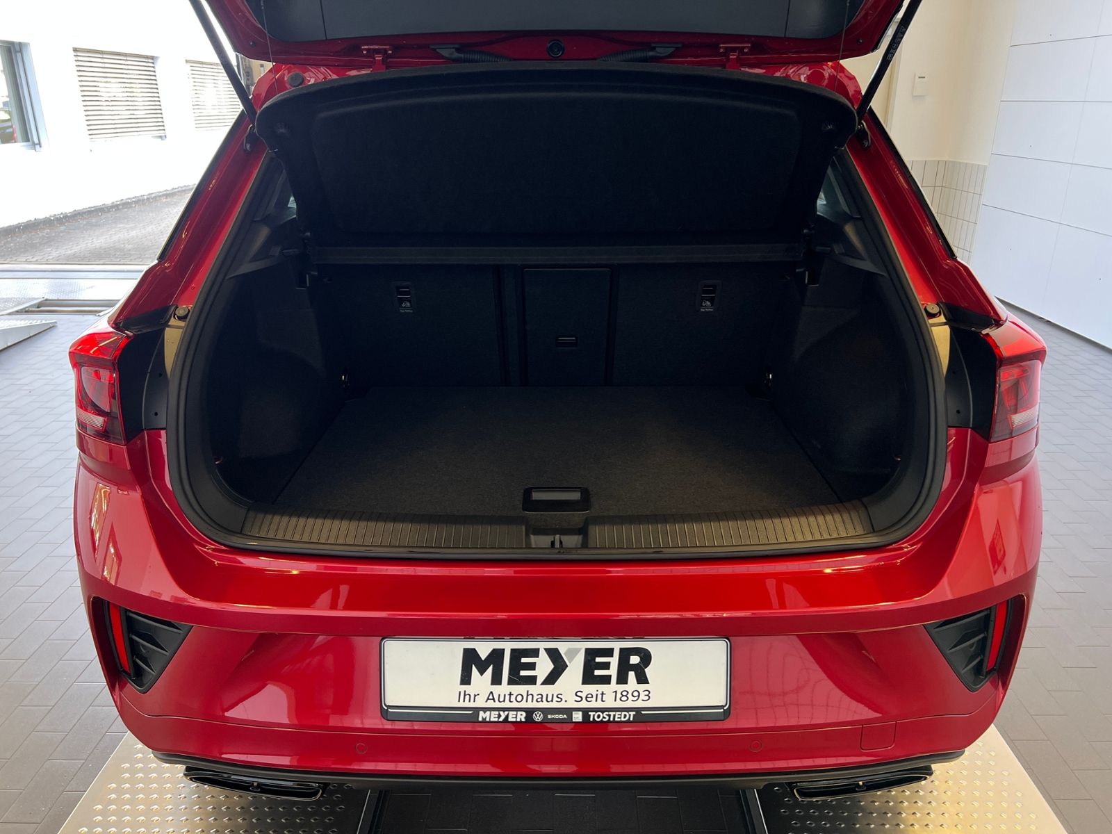 Fahrzeugabbildung Volkswagen T-Roc R-Line 1.5 TSI DSG *Black Style, AHK, LED,
