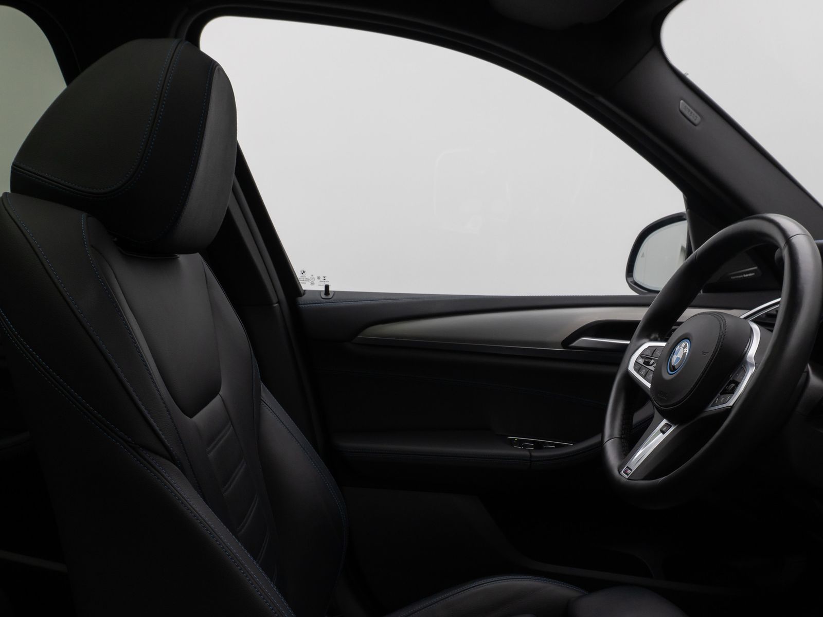 Fahrzeugabbildung BMW iX3 M Sport Impressive Panorama 360° HUD DAB H/K