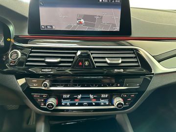 Fahrzeugabbildung BMW 540i xD DAB Alarm 360°H/K HUD 20" LiveCockpitPro