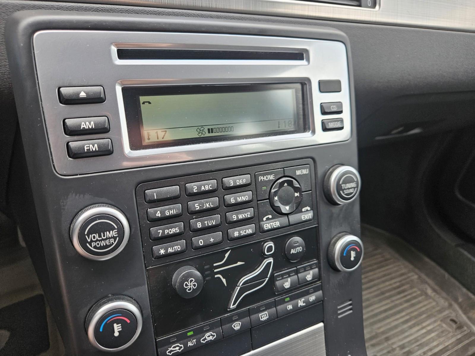 Volvo V70 2010 — photo 17