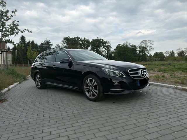 MERCEDES-BENZ Mercedes Benz E220 T BlueT 4Matic 7G-Troni...