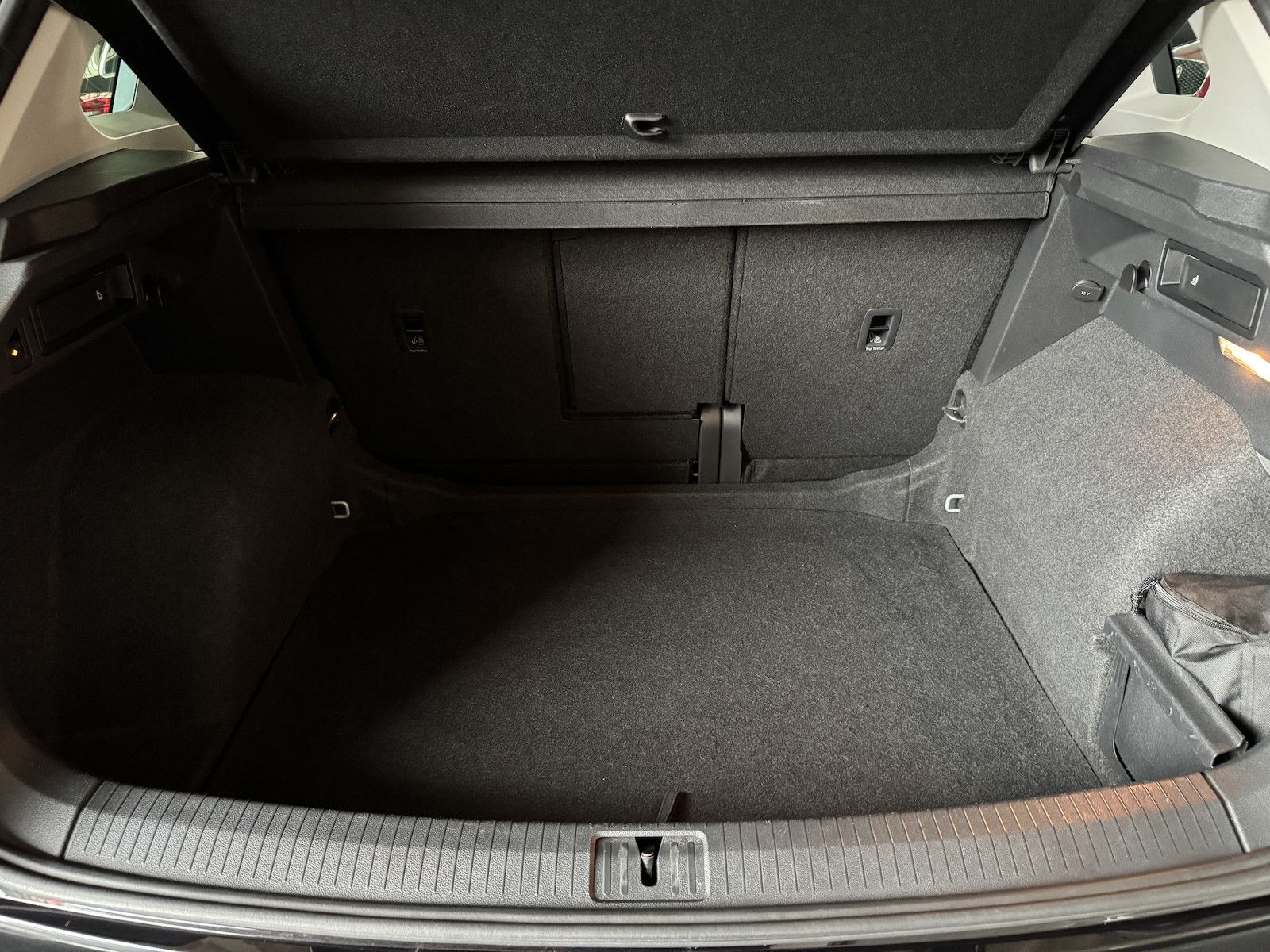 Fahrzeugabbildung Volkswagen Tiguan 1.5 TSI DSG Navi//DAB/ACC/Spur/Ahk
