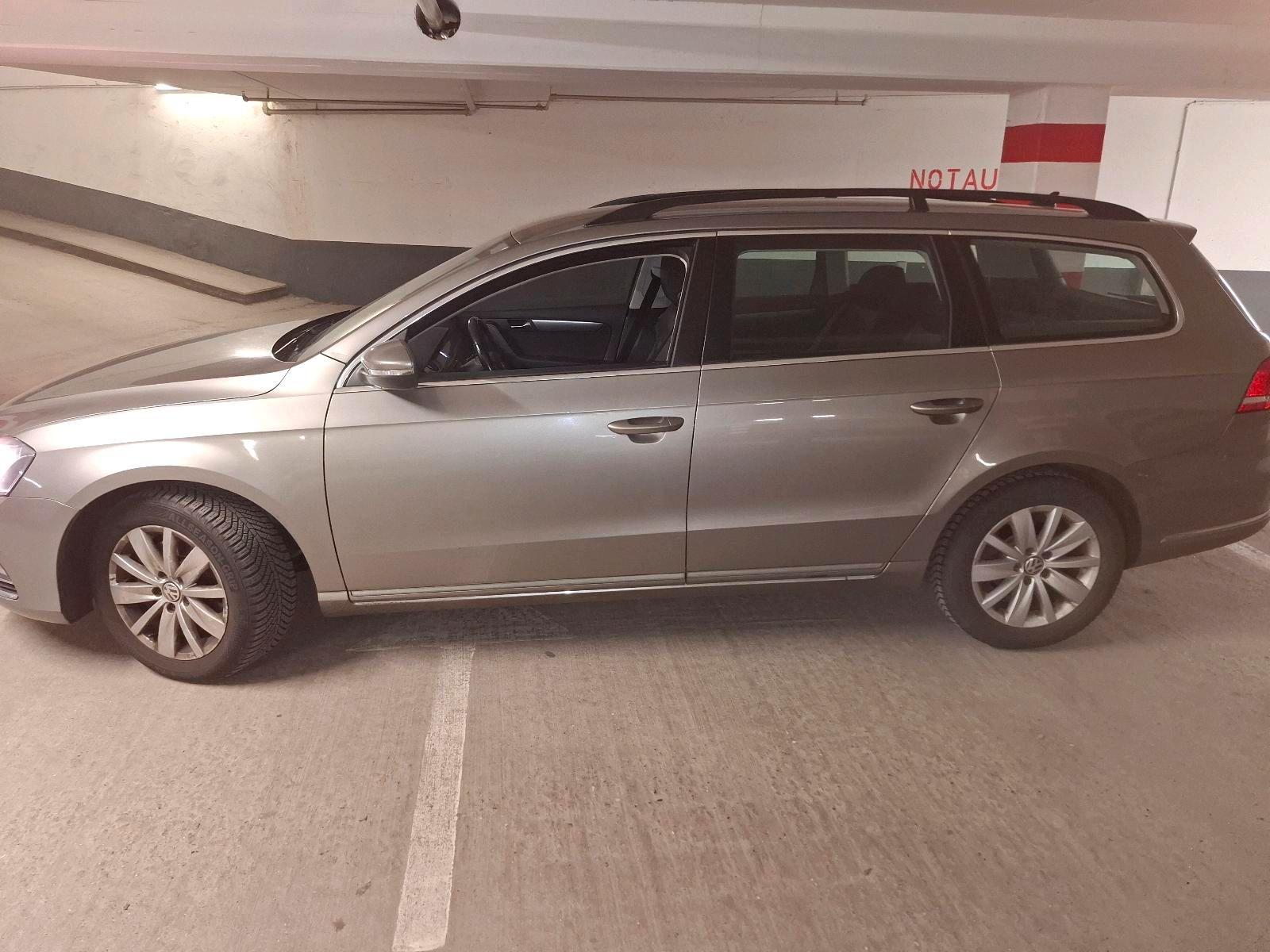 Volkswagen Passat 2012 — rear view