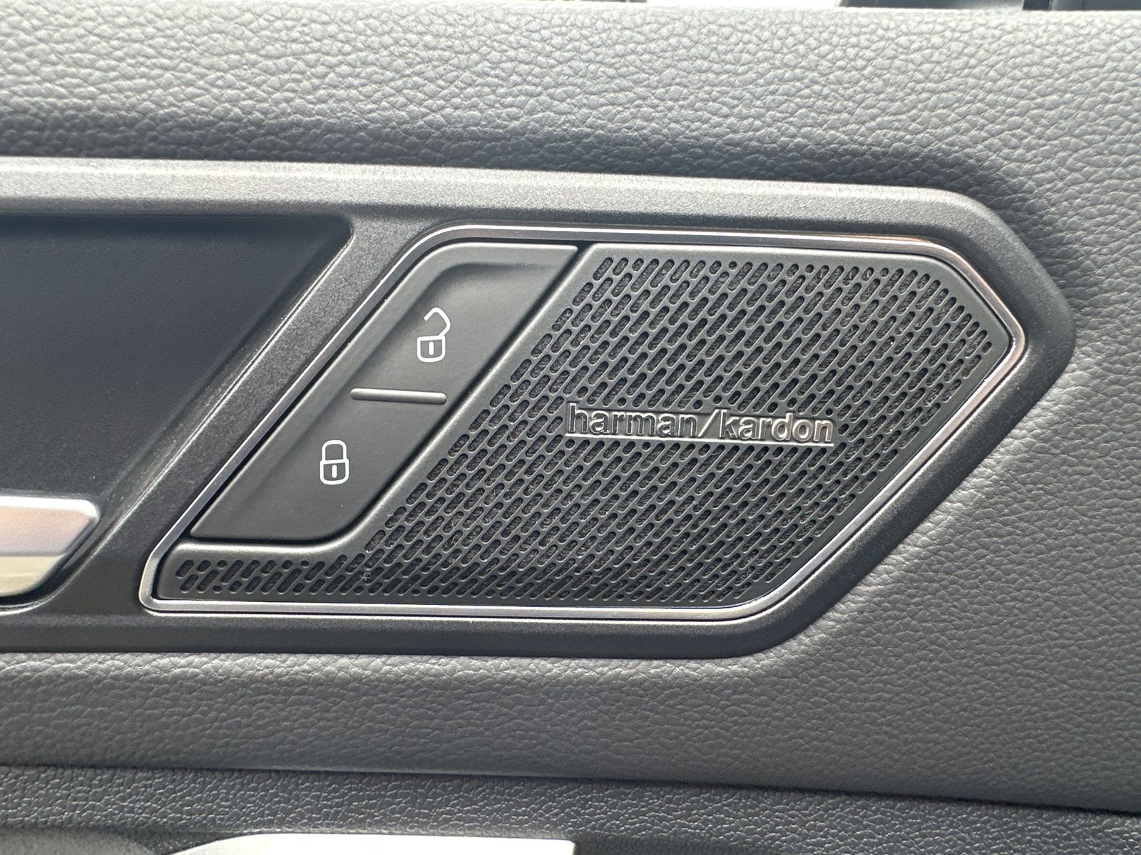 Fahrzeugabbildung Volkswagen Tiguan R 4M NAV+MATRIX+PANO+AHK+ACC+KAMERA+21ZO