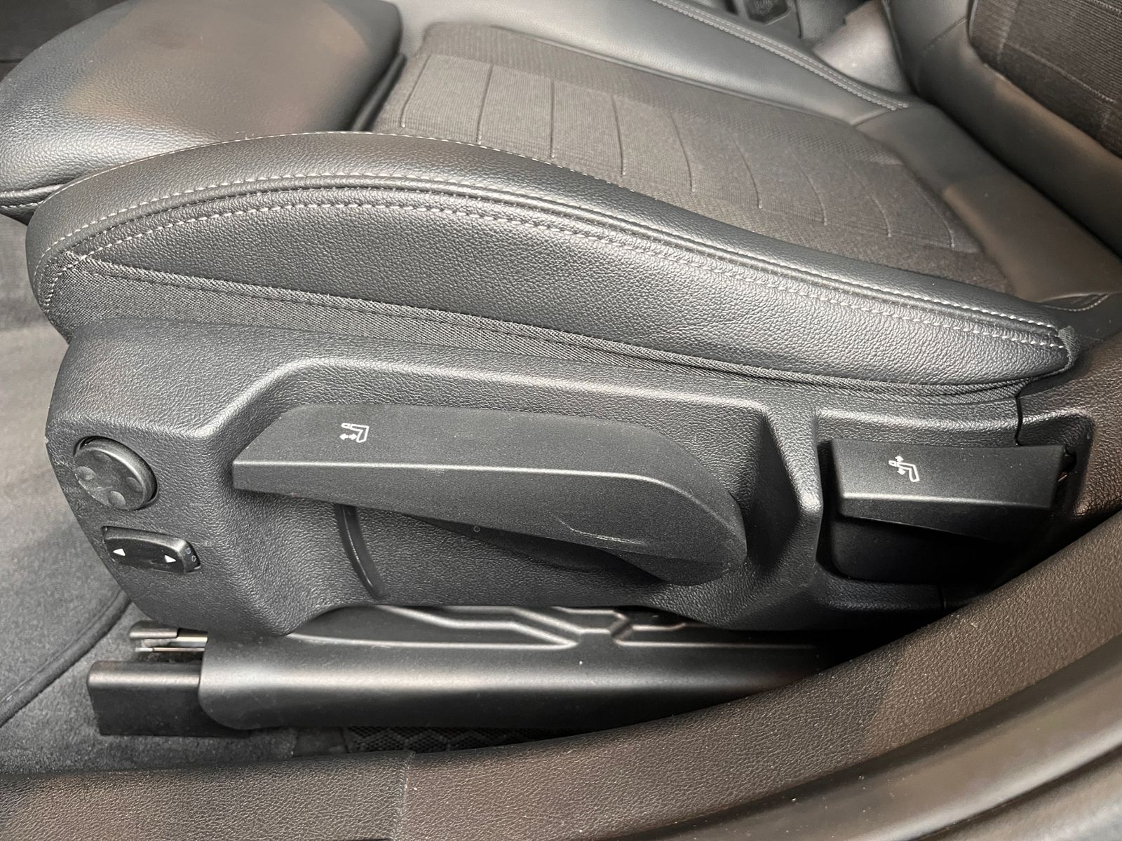 Fahrzeugabbildung BMW 320 i Sport Line Touring ACC LED NAVI ALU