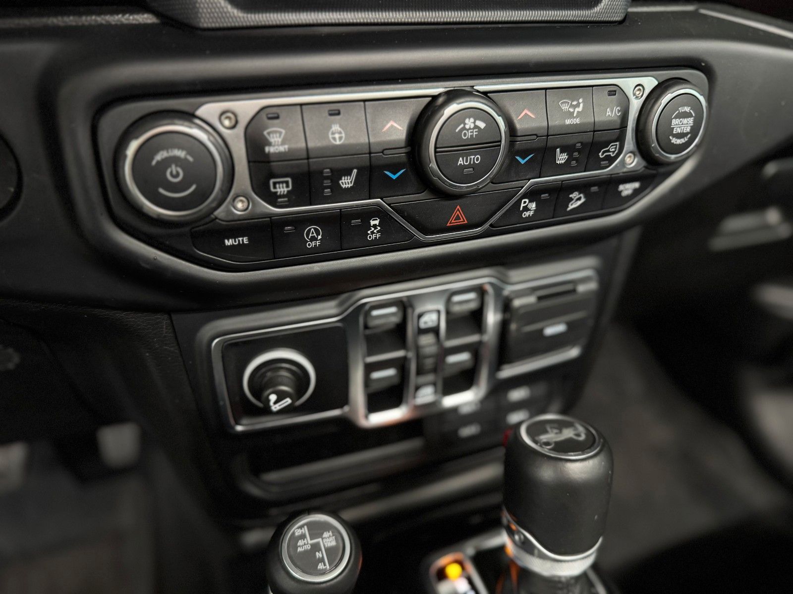 Fahrzeugabbildung Jeep Wrangler Unlimited 2.0 T-GDI Night Eagle Sky One