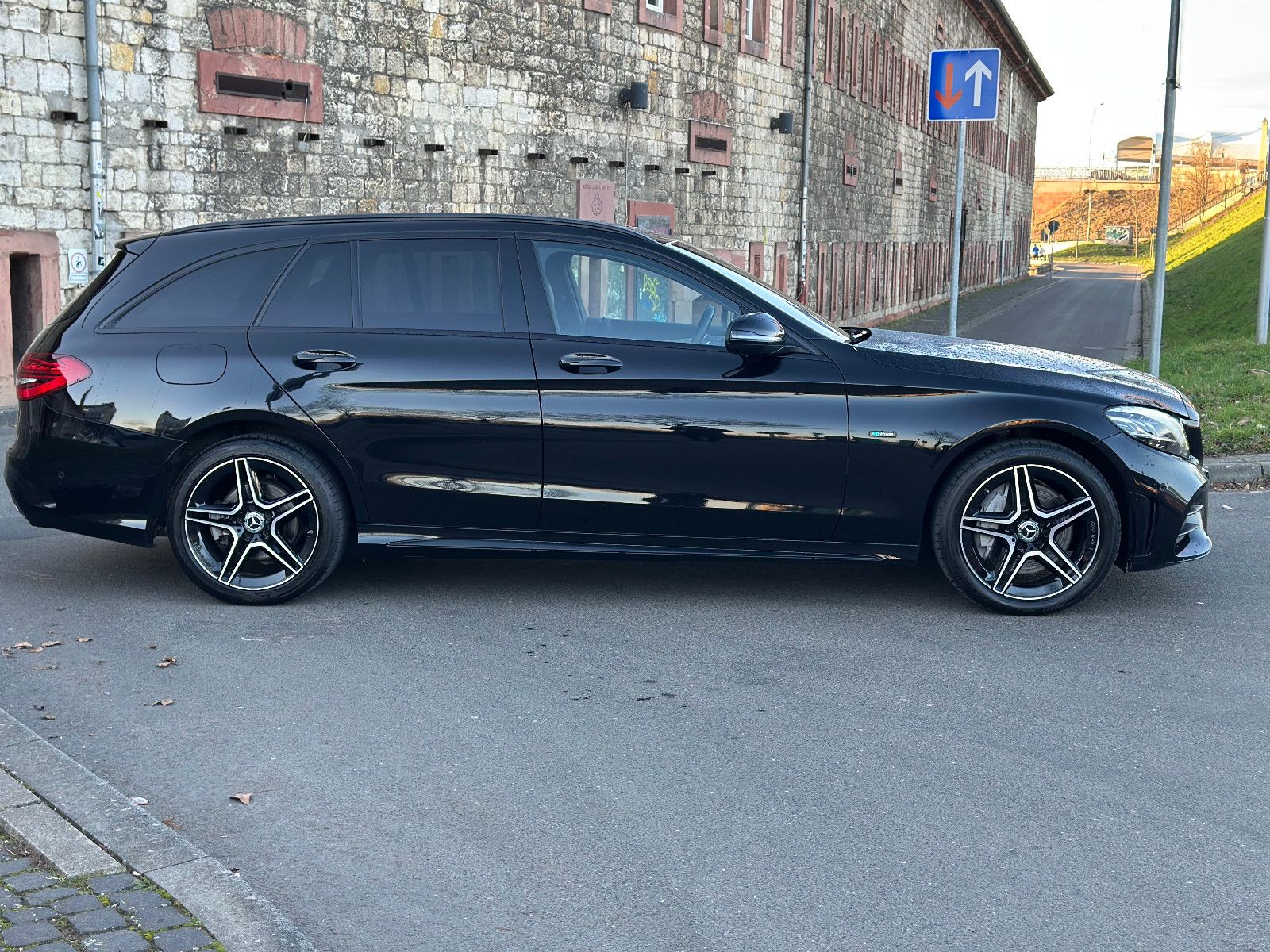 Fahrzeugabbildung Mercedes-Benz C 300 de T AMG LINE*MODELLJAHR 2020+LED+1.HAND*