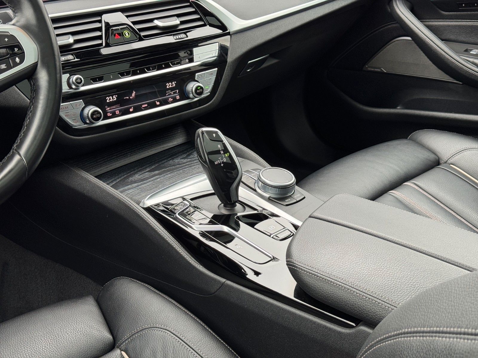 Fahrzeugabbildung BMW 530D TOURING XDRIVE M SPORT HUD H&K PANO LASER