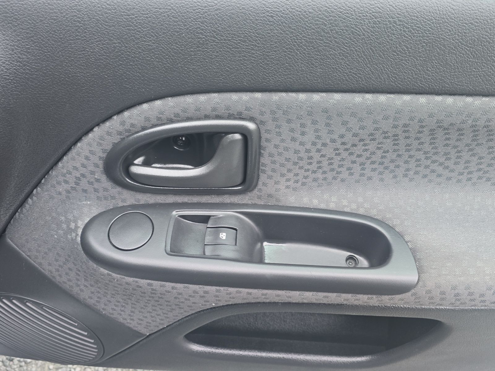 Fahrzeugabbildung Renault Clio II Campus+NUR 61 KM+ALWETTERREIFEN+TÜV NEU