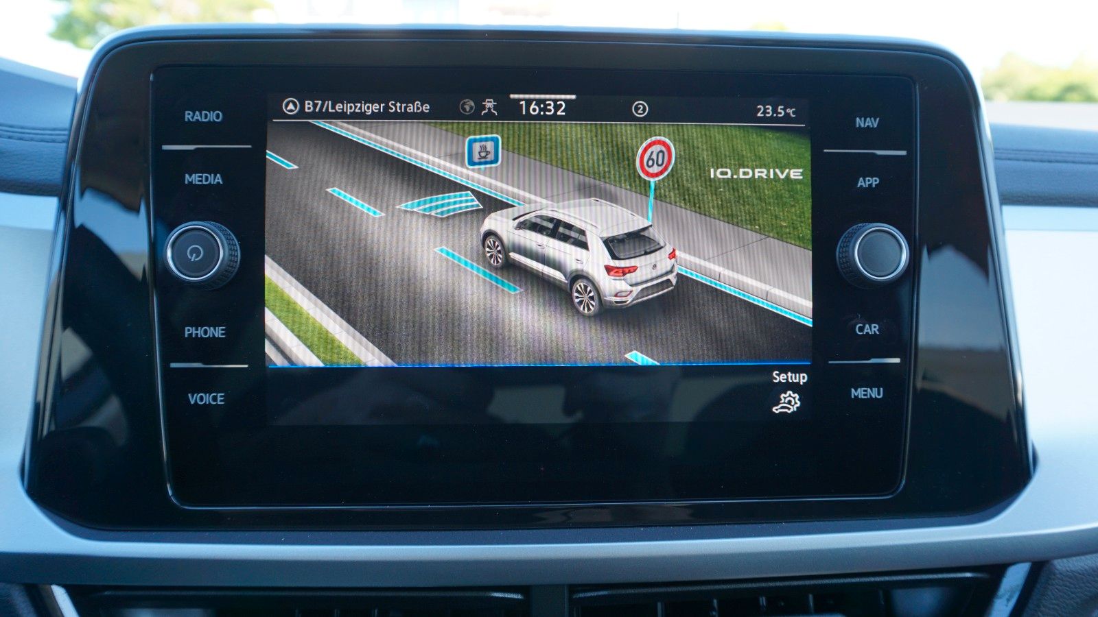 Fahrzeugabbildung Volkswagen T-Roc Life Navi,LED,Park/Lane Assist,SH