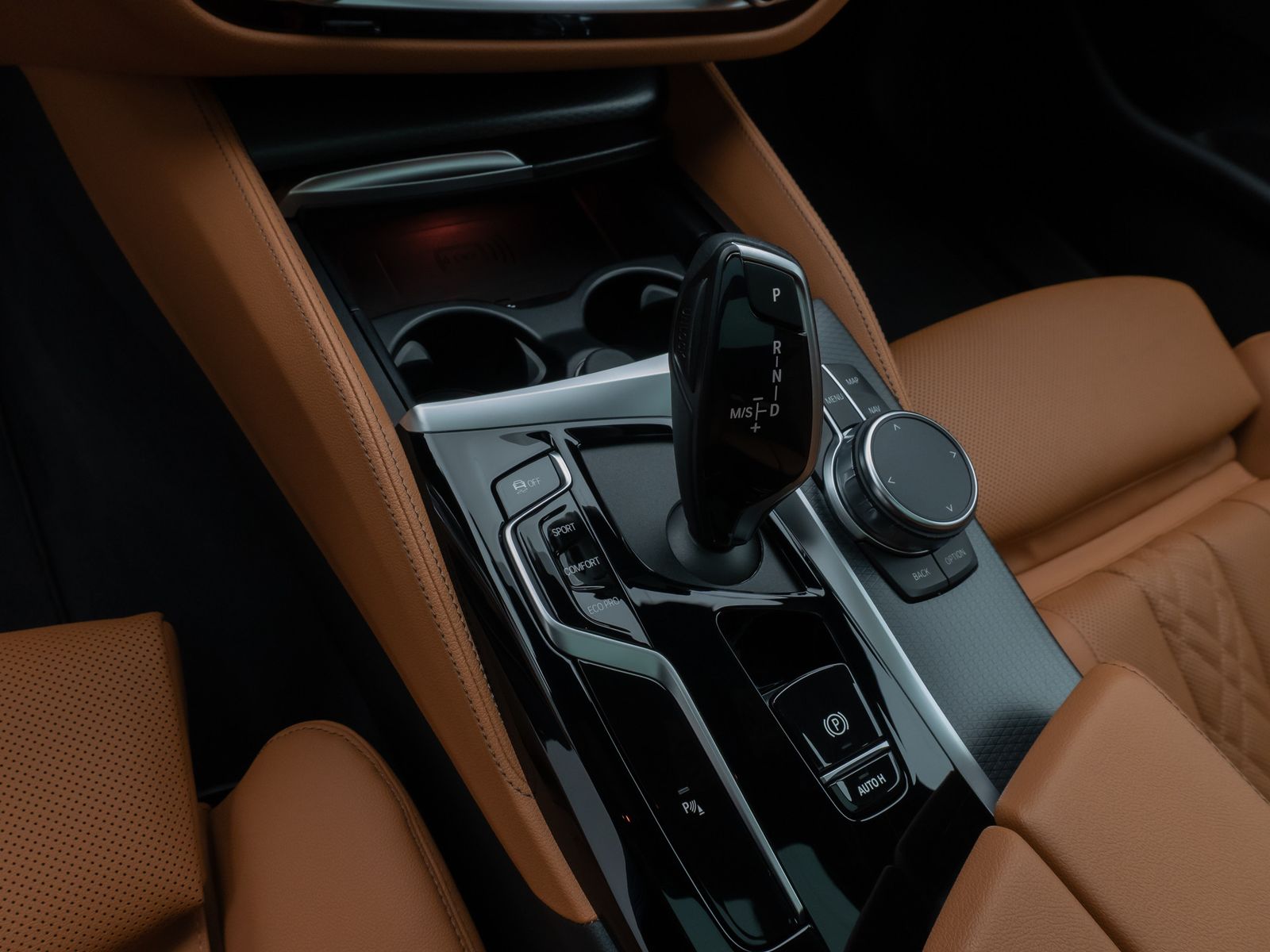 Fahrzeugabbildung BMW 530i M Sport Panorama Kamera DAB HiFi AHK Alarm