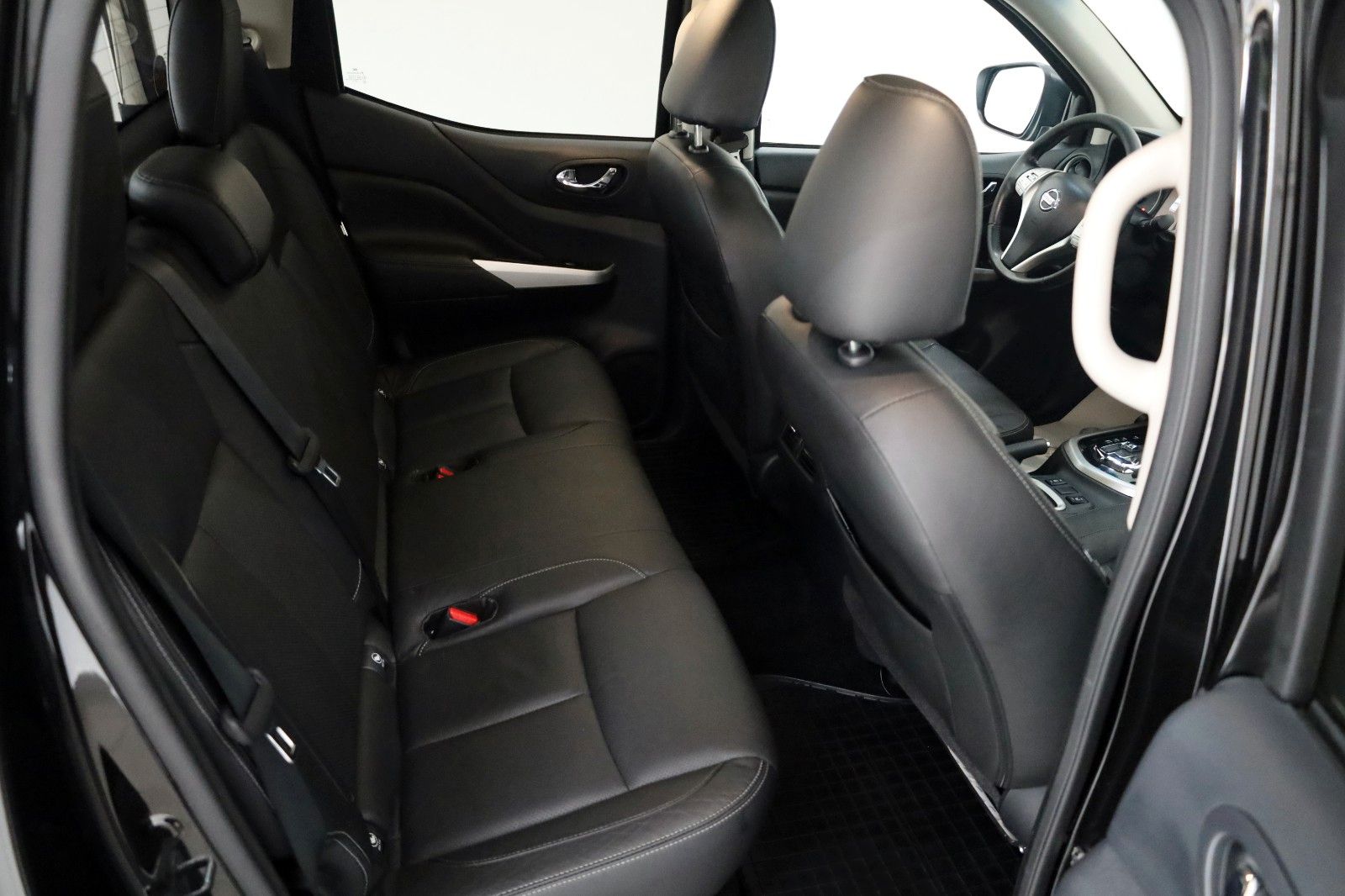 Fahrzeugabbildung Nissan Navara NP300 Tekna DOKA 4x4 Leder,SH,Navi,SD,AHK