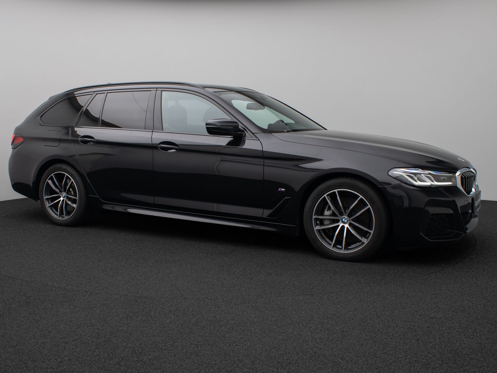 Fahrzeugabbildung BMW 530d xD M Sport Panoram Kamera Laser HUD DAB H/K